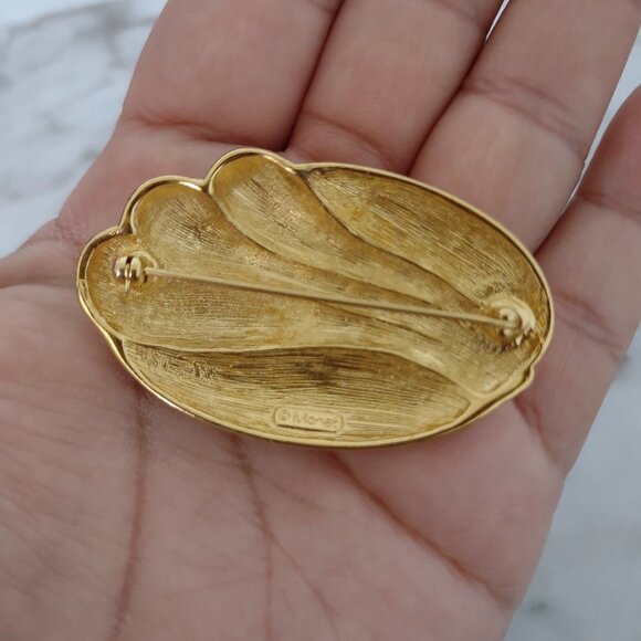 Vintage Rare  Wave/Shell Design Gold Tone Pin Brooch signed MONET - Picture 5 of 6